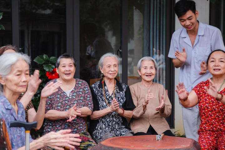 bao-nhieu-tuoi-thi-co-the-vao-vien-duong-lao