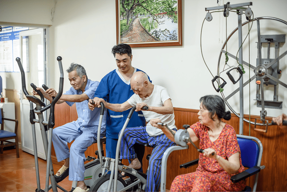 ai-se-cham-soc-ban-khi-ve-gia