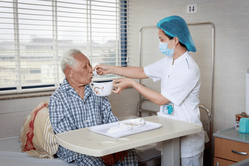 ai-se-cham-soc-ban-khi-ve-gia