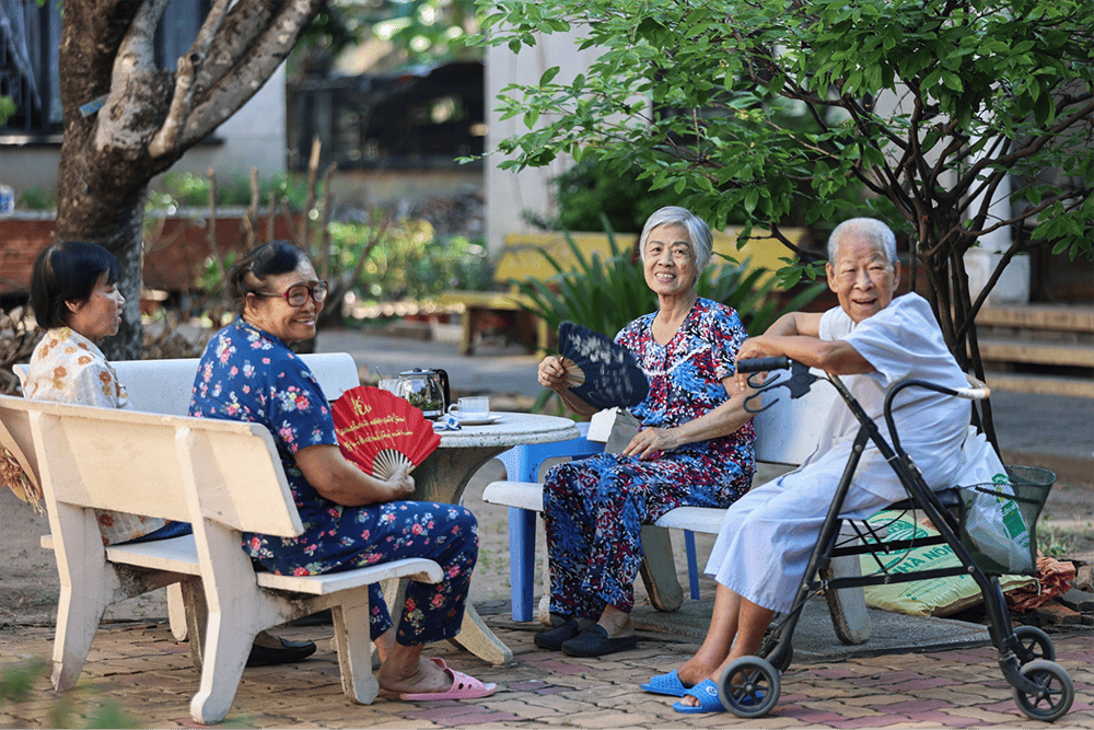 ai-se-cham-soc-ban-khi-ve-gia