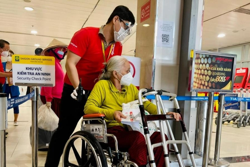 dịch vụ hỗ trợ người già đi máy bay