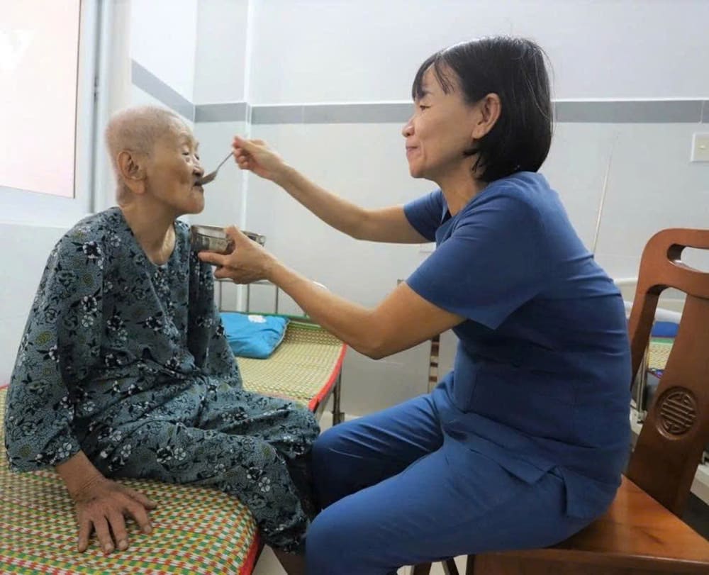 giup-viec-cham-nguoi-gia