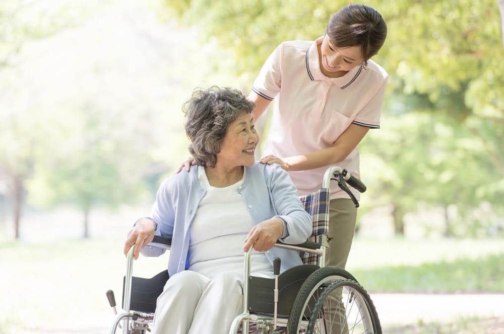 giup-viec-cham-nguoi-gia