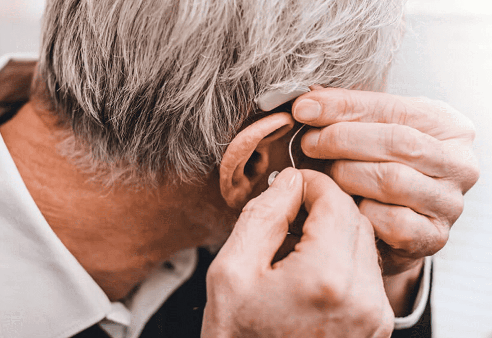 may-tro-thinh-cho-nguoi-gia