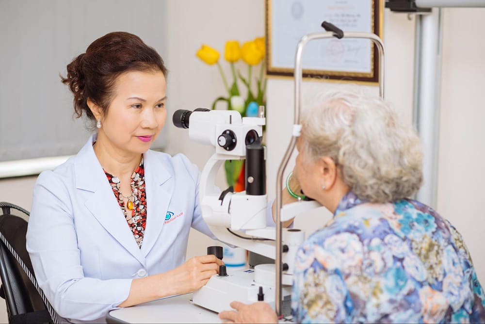 mổ cườm mắt cho người già