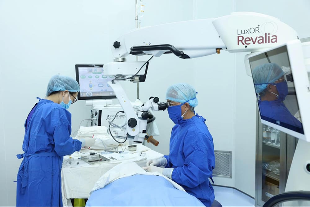 mổ cườm mắt cho người già