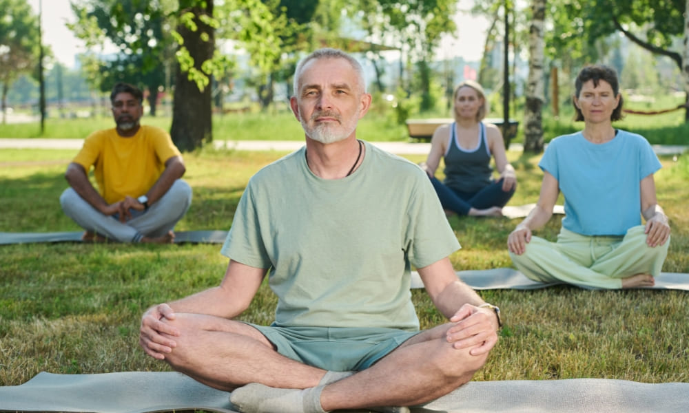 người già mất ngủ nên uống gì