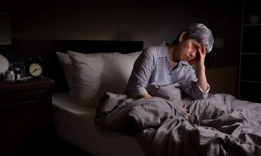 người già mất ngủ nên uống gì