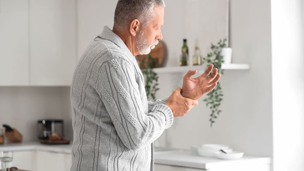 bệnh run tay ở người già