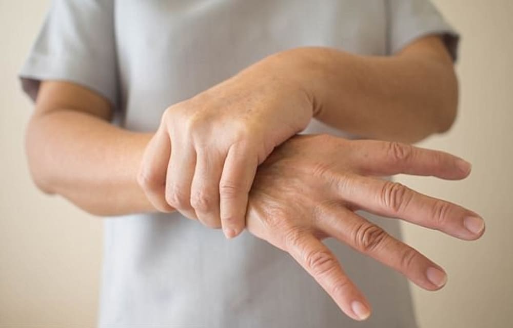 bệnh run tay ở người già