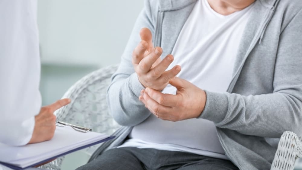 bệnh run tay ở người già