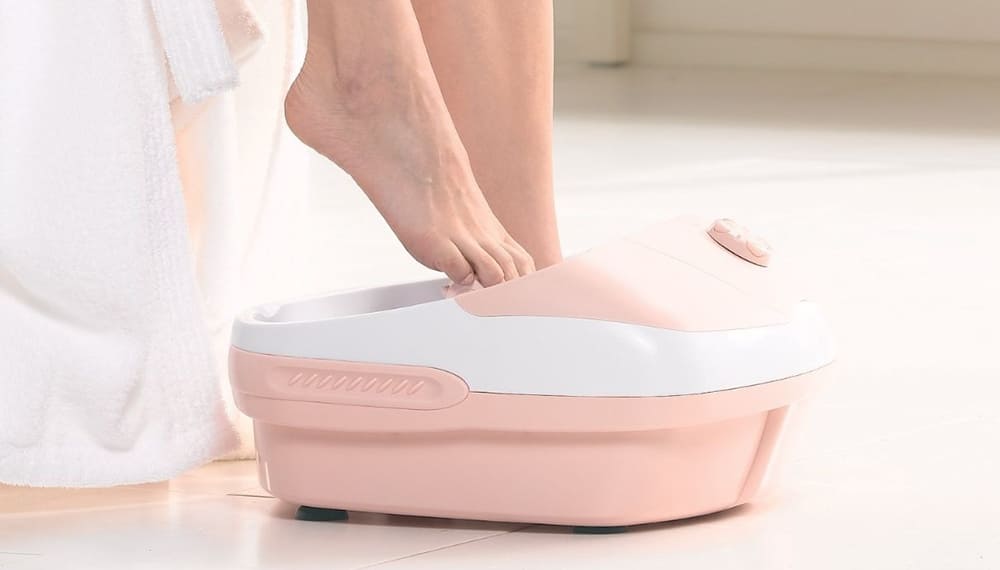 ngâm chân cho người già