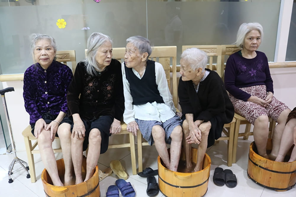 ngâm chân cho người già