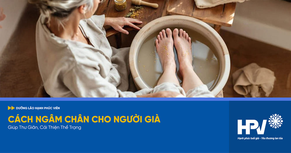 ngâm chân cho người già