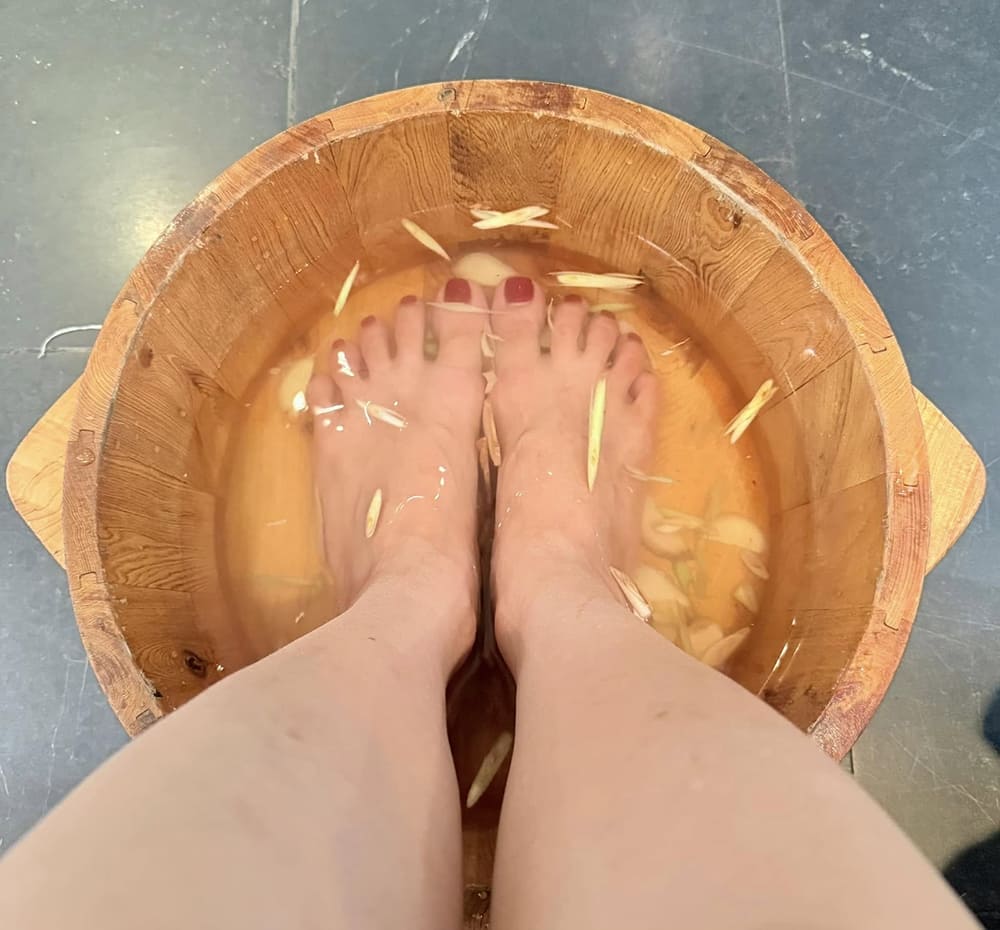 ngâm chân cho người già