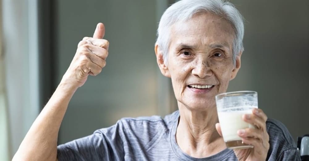 người già bị gãy xương nên uống sữa gì