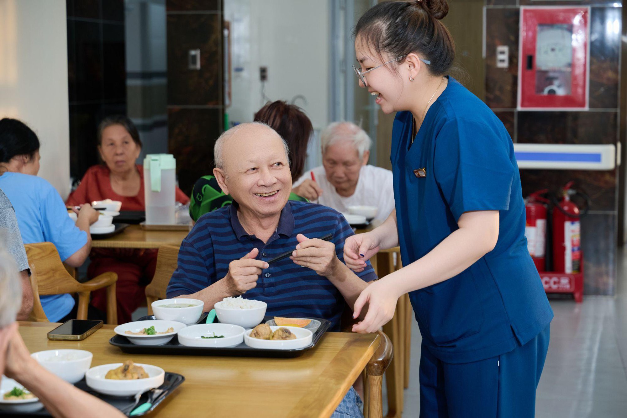 Chăm sóc người cao tuổi ngồi xe lăn