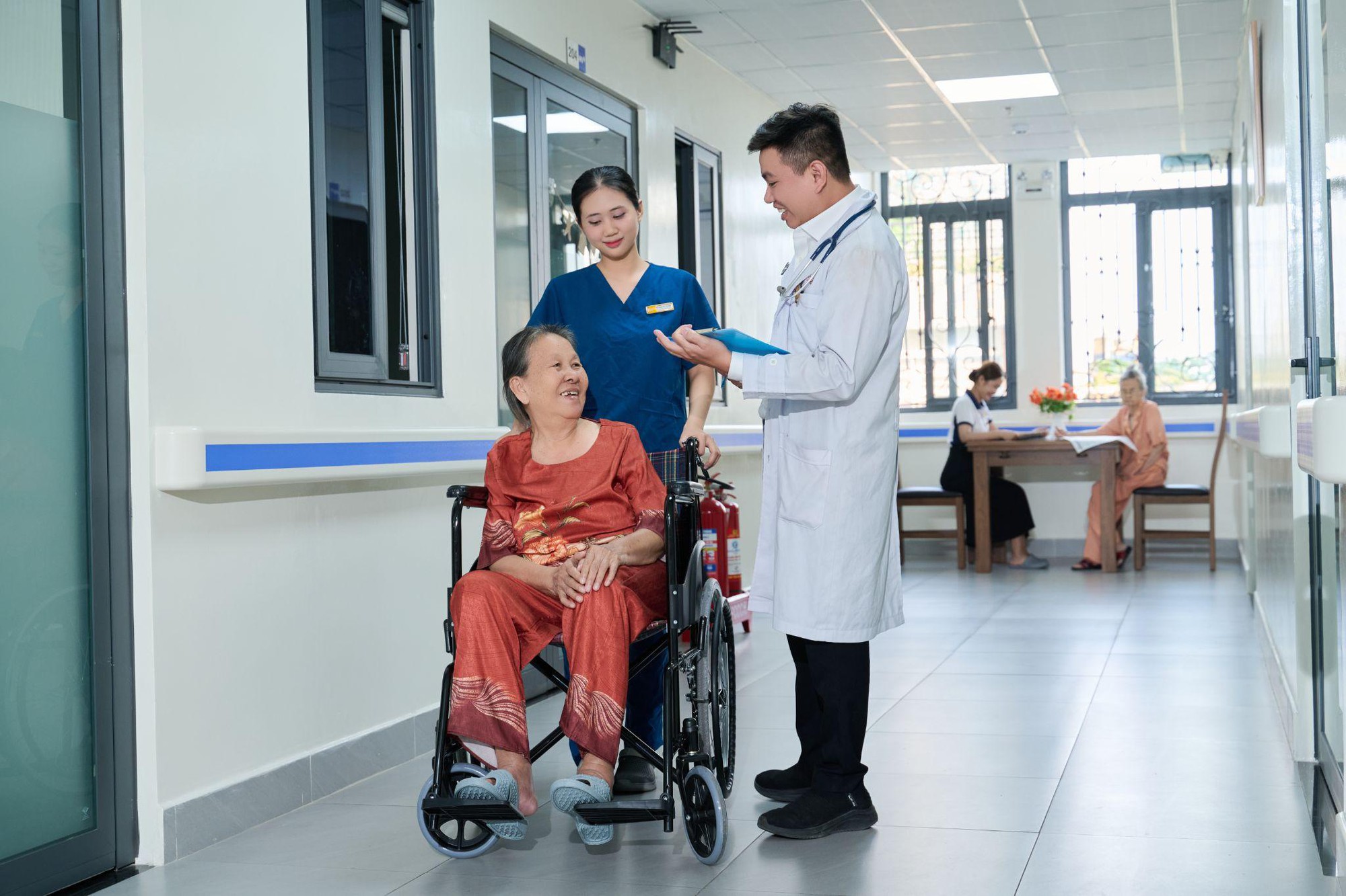 Chăm sóc người cao tuổi ngồi xe lăn