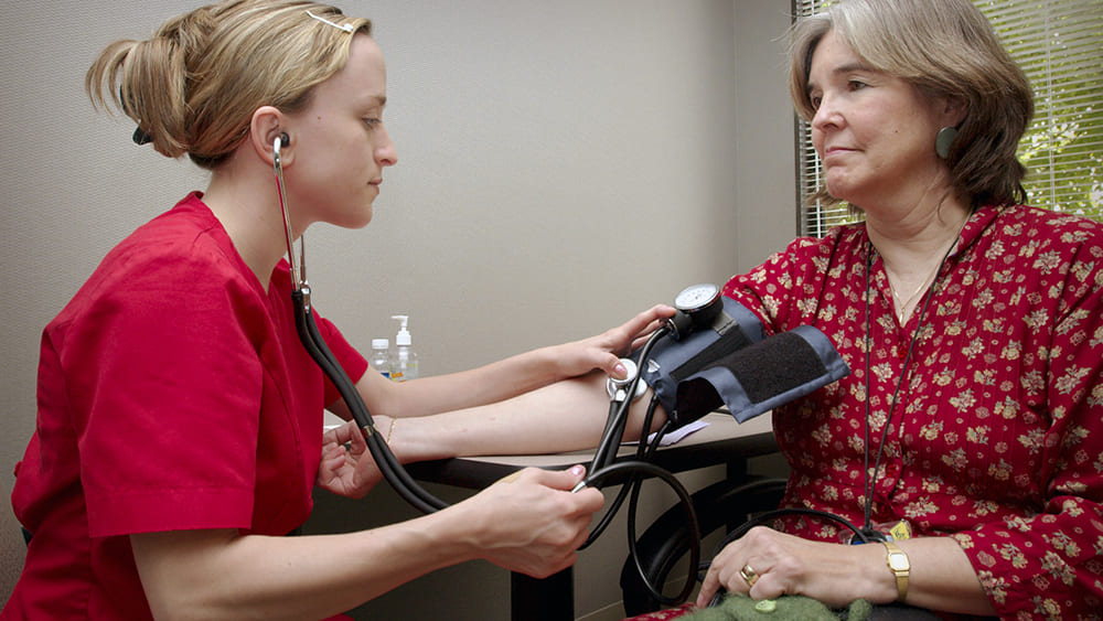 chăm sóc người già bị cao huyết áp