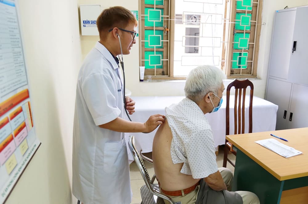 chăm sóc người già bị viêm phổi