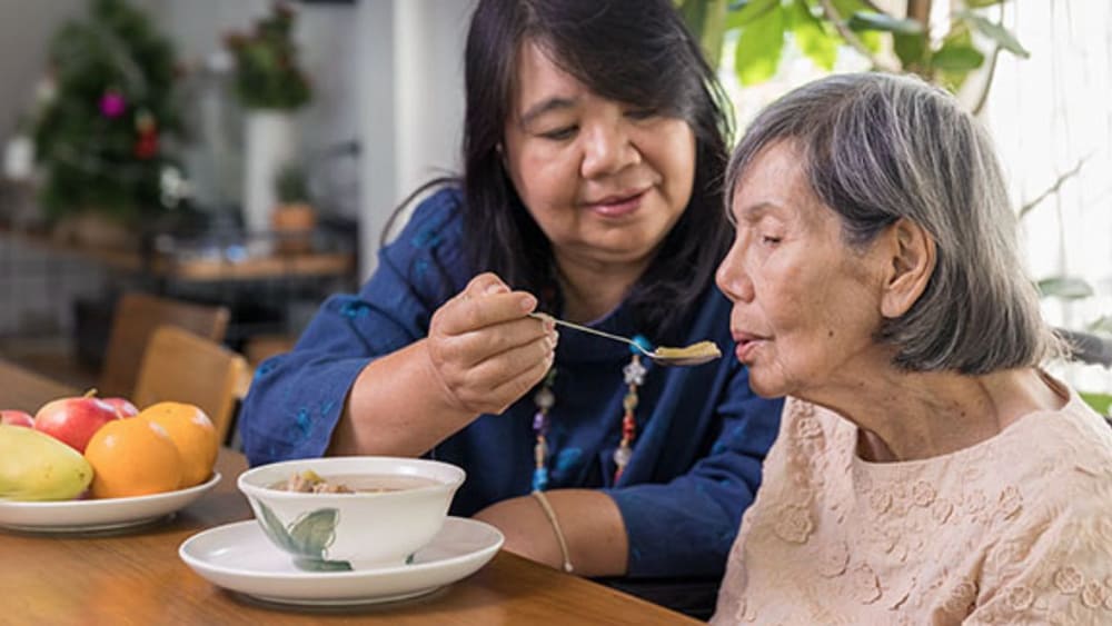 chăm sóc người già bị viêm phổi