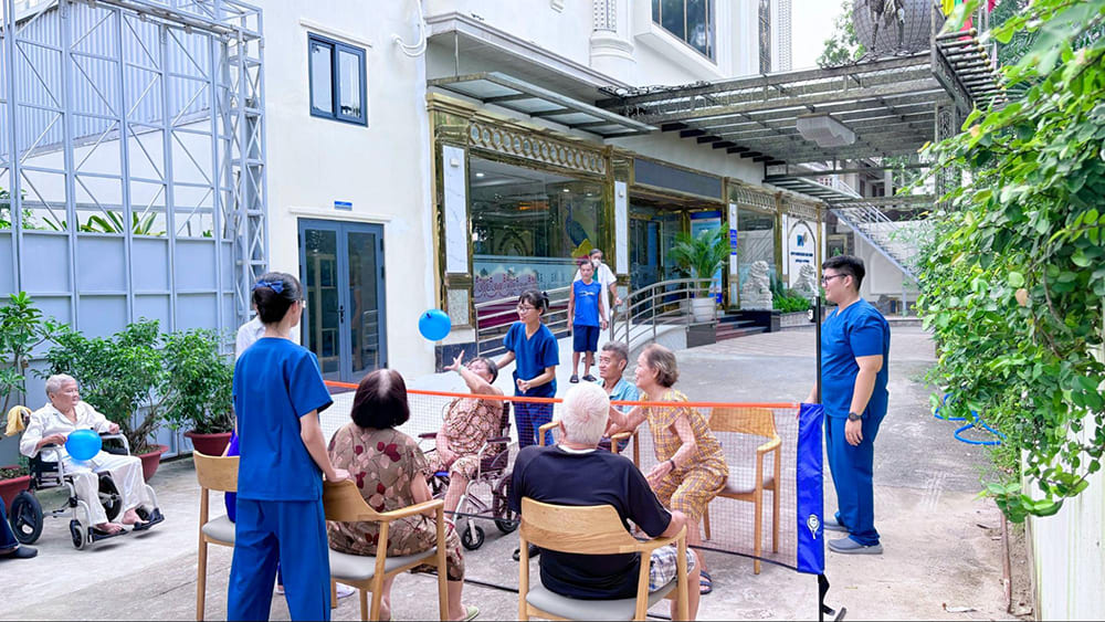 chăm sóc người già neo đơn