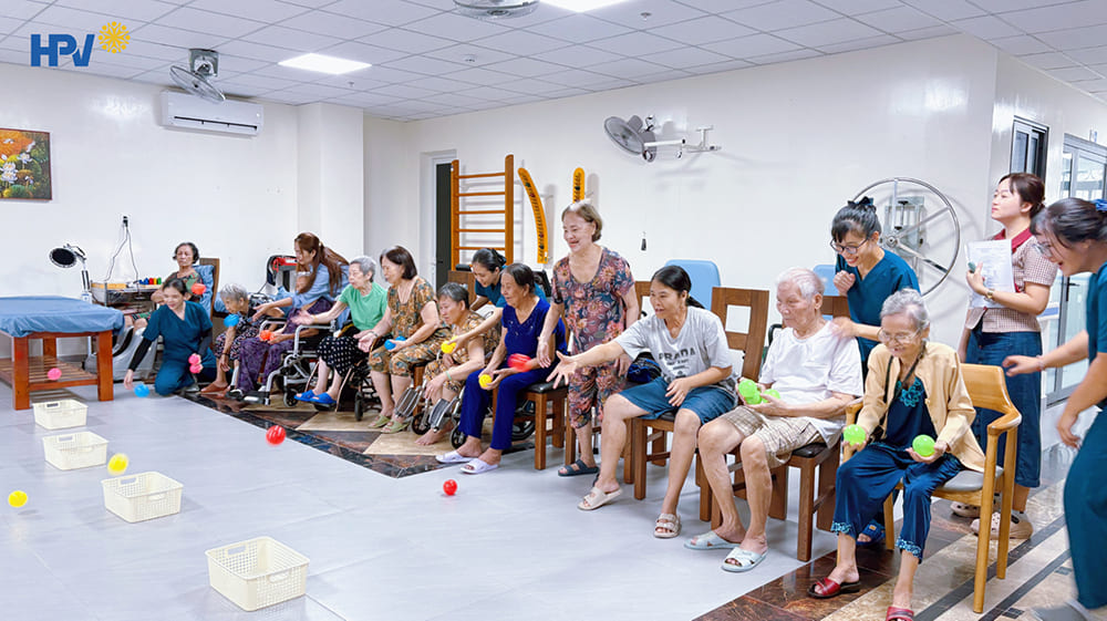 chăm sóc người già neo đơn