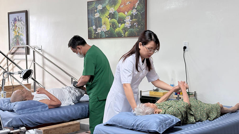 chăm sóc người già neo đơn