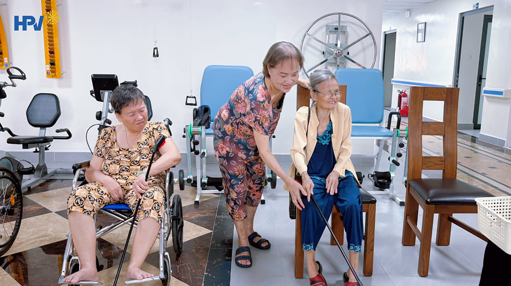 chăm sóc người già neo đơn