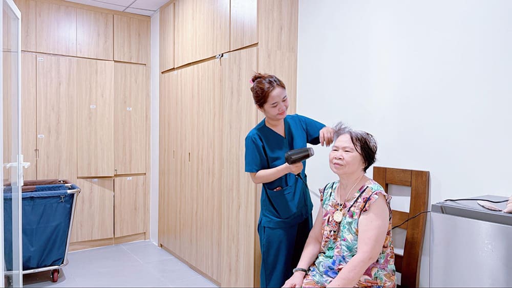 chăm sóc người già neo đơn