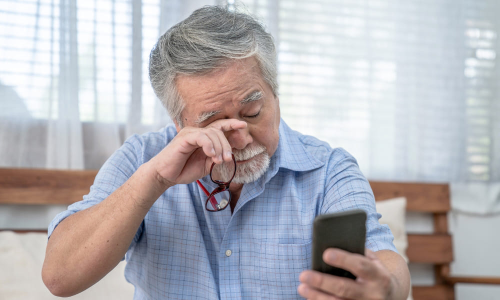 người già mắt bị mờ