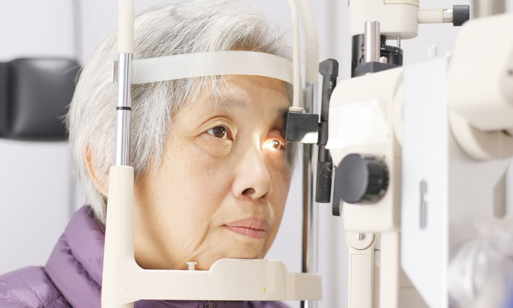 người già mắt bị mờ