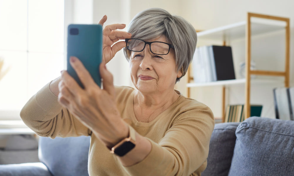 người già mắt bị mờ