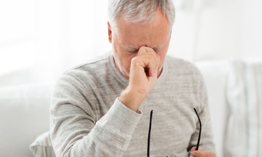 người già mắt bị mờ