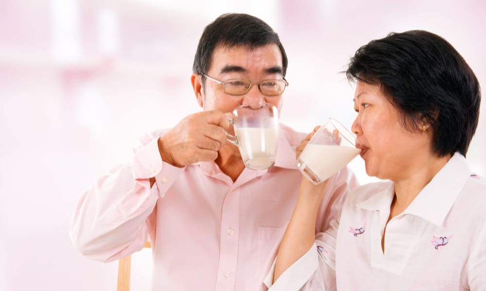 người già uống sữa đậu nành có tốt không